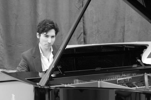 Emanuele Sartoris in concerto nello showroom di Piatino Pianoforti