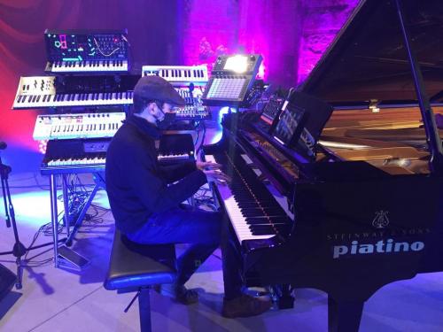 Boosta in concerto alle ogr suona un pianoforte Piatino