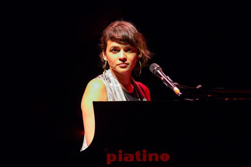 Norah Jones in concerto a Torino il 09 aprile 2018 suona un pianoforte Piatino 